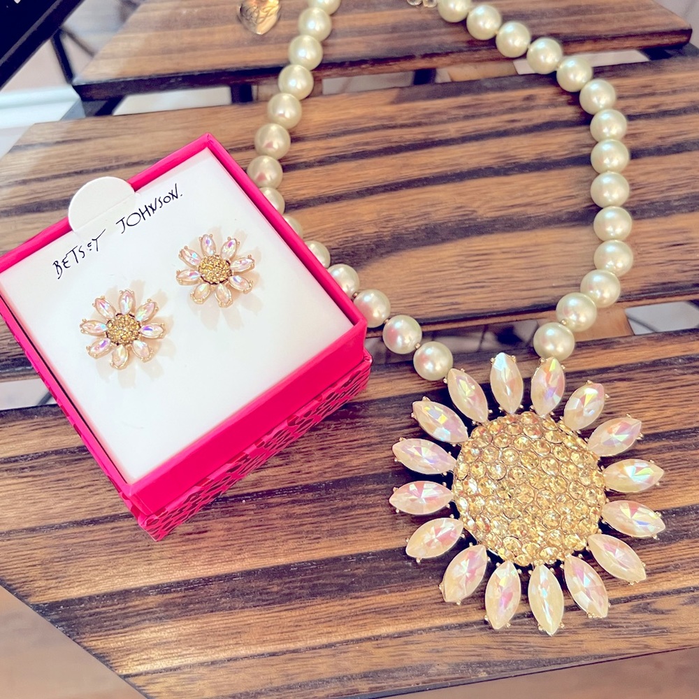 BETSEY JOHNSON RARE Large WHITE Petals Daisy & Pearls Necklace w/Earrings NWT - Picture 6 of 16